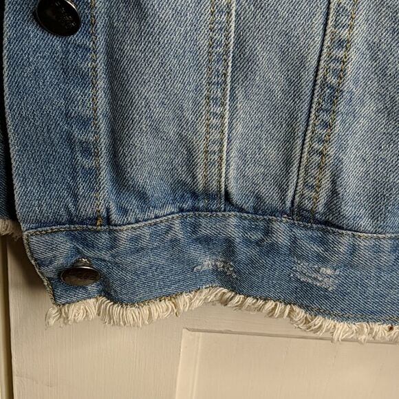 ❤️Between Us Distressed Denim pearl beaded Trucker Jacket - Picture 4 of 7